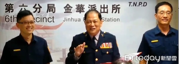 ▲台南市警六分局辦理金華所卸、新任所長布達交接典禮，新任所長由警察局保防科警務員賴杰賢接任，六分局長陳建民親臨主持交接典禮。（圖／記者林悅翻攝）