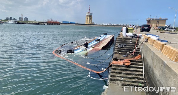 ▲ 野柳籍漁船疑碰撞台中梧棲漁港碼頭翻覆。（圖／記者郭世賢翻攝）