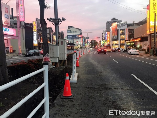 ▲嘉義市新民路(民族路至重慶路)中央分隔島緣石改善工程        。（圖／記者翁伊森翻攝）