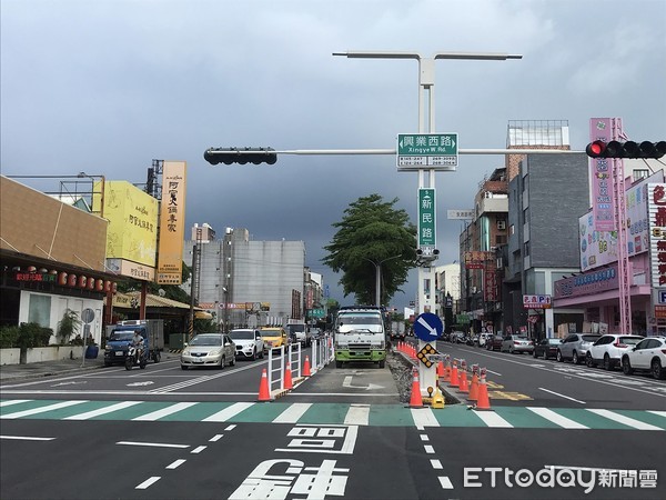 ▲嘉義市新民路(民族路至重慶路)中央分隔島緣石改善工程        。（圖／記者翁伊森翻攝）