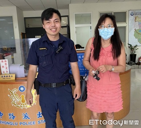 ▲李女也向員警表達感謝之意。（圖／桃園警分局提供）