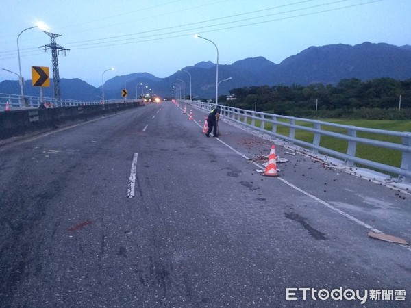 ▲▼花蓮富里台九線一連2天有貨車載運貨物因未綁牢固，車上貨物散落整個路面。（圖／玉里分局提供，下同）