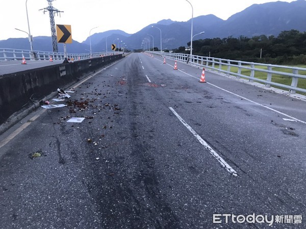 ▲▼花蓮富里台九線一連2天有貨車載運貨物因未綁牢固，車上貨物散落整個路面。（圖／玉里分局提供，下同）