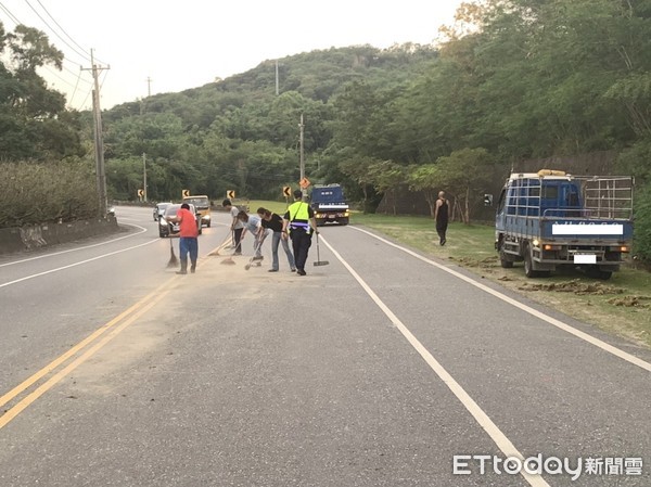 ▲▼花蓮富里台九線一連2天有貨車載運貨物因未綁牢固，車上貨物散落整個路面。（圖／玉里分局提供，下同）