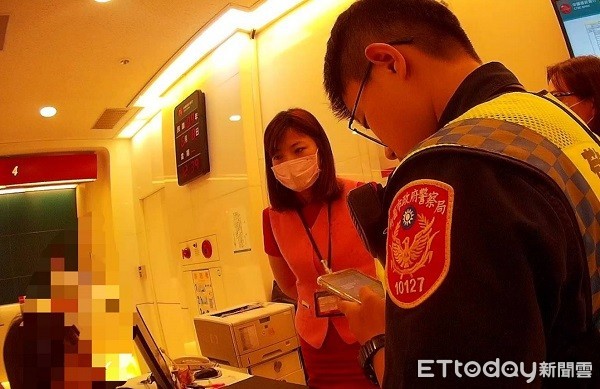 ▲員警從手機通訊軟體留言尋找詐騙證據。（圖／八德警分局提供）