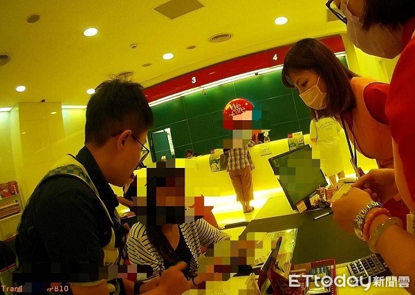 ▲員警和行員聯手勸說下，終讓沈女了解網友詐騙而不再匯款。（圖／八德警分局提供）