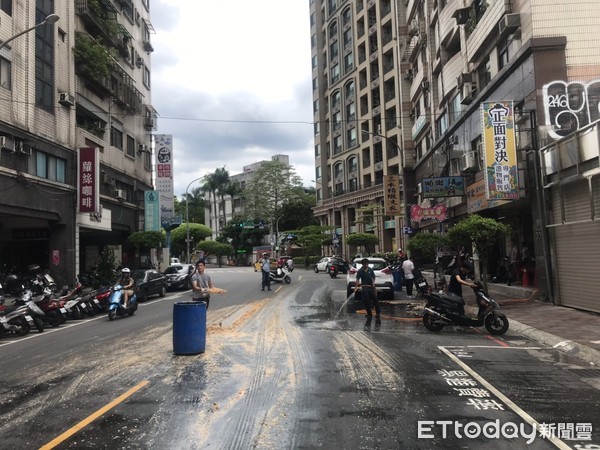 ▲▼永和區貨車上廚餘桶過彎掉出，淹沒路面，造成5機車騎士摔飛             。（圖／記者陳以昇翻攝）