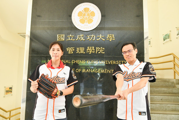 ▲國立成功大學管理學院17日在台南棒球場舉辦畢典活動。（圖／統一獅提供）