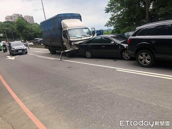 ▲大貨車在台3線下坡路段，疑煞車失靈追撞前方車輛。（圖／大溪警分局提供）