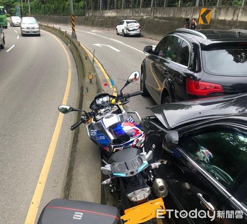 ▲其中大型重機被撞成夾心餅。（圖／大溪警分局提供）