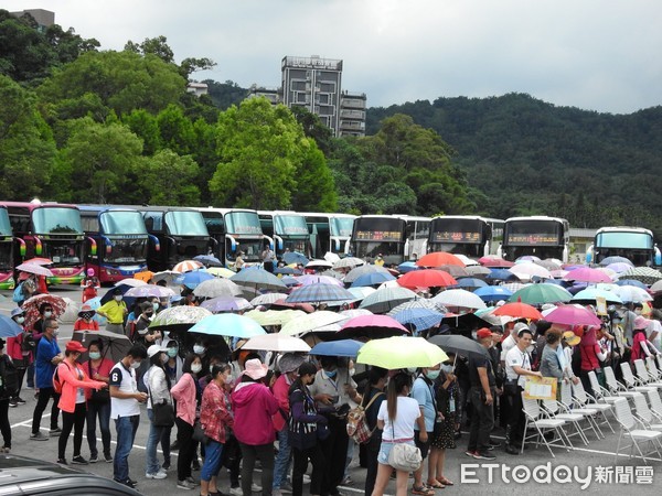 ▲▼新冠肺炎疫情解封，南投縣觀光業者集結500名遊客及百輛遊覽車、廂型客車，齊聚日月潭大會師及搭船遊湖。（圖／南投縣政提供，下同）