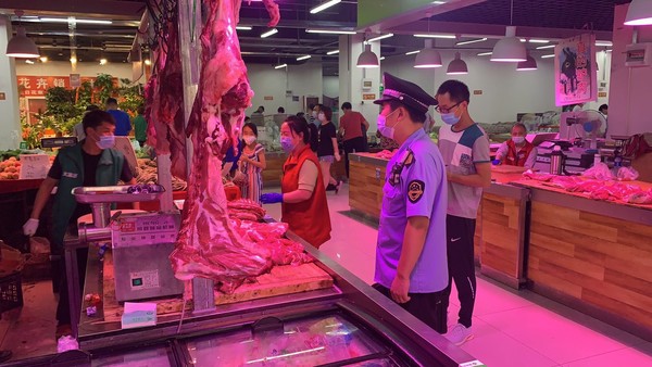 ▲▼北京封閉所有來自新發地市場肉類海鮮,商家配合下架採樣。（圖／翻攝新京報）