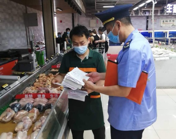 ▲▼北京封閉所有來自新發地市場肉類海鮮,商家配合下架採樣。（圖／翻攝新京報）
