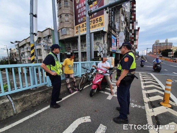 ▲屏東東港警分局員警及時勸阻女子跳橋            。（圖／記者陳崑福翻攝）