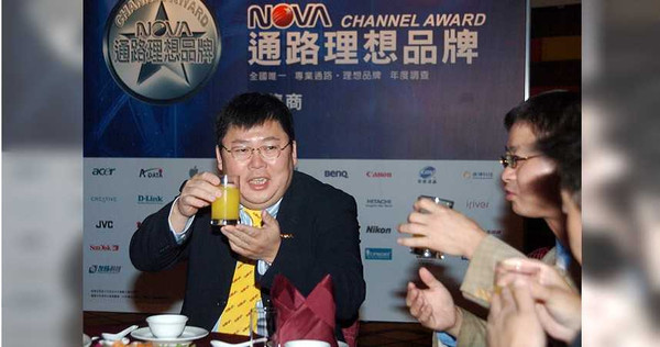 哥哥鍾瓊明經營擅於衝鋒，弟弟鍾瓊亮（右）則冷靜穩健，兄弟兩人合作，曾為NOVA創下百億年營業額。（圖／報系資料照）