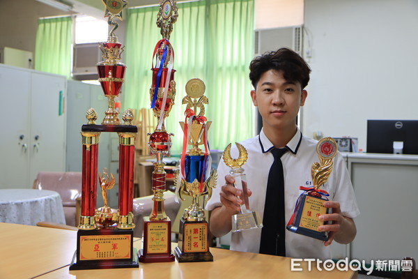 ▲長榮女中時尚造型科學生郭濬樺，靠著不俗的外表與精湛的技藝，讓男女老少都淪「線」。（圖／記者林悅攝）