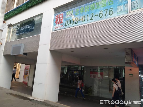 ▲▼東區商圈店面空置現況，近期一間原「NET」百坪店撤離後開價200萬元招租。（圖／記者黃靖惠攝）