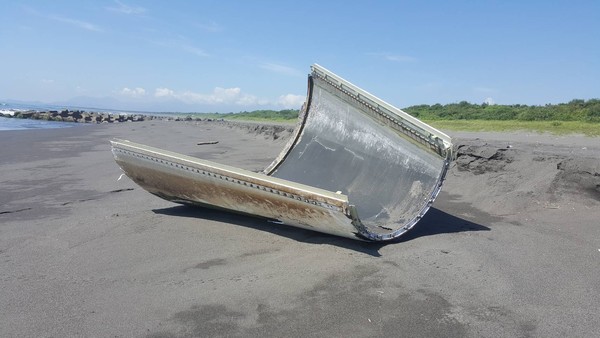 ▲▼宜蘭壯圍海邊發現擬似長3公尺圓弧狀鋁合金飛機殘骸。（圖／楊大清提供，下同）