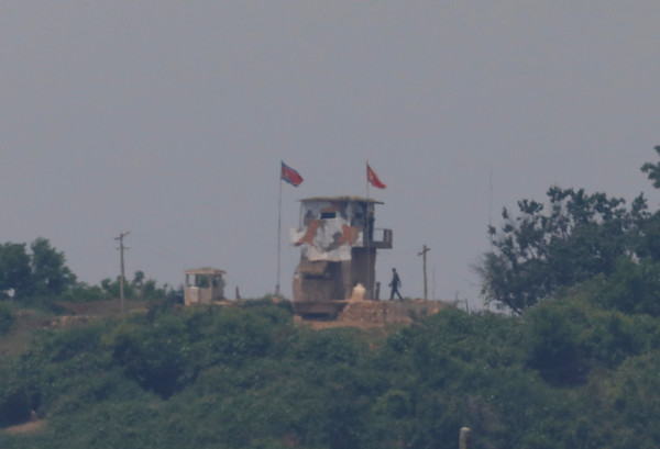 ▲▼北韓軍人在軍事分界線哨所附近，觀測南韓坡州。（圖／路透社）