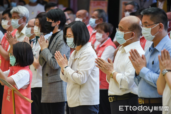 ▲總統蔡英文、行政院長蘇貞昌參拜九份青雲殿。（圖／記者林敬旻攝）