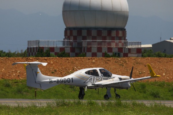 ▲▼安捷教練機DA42NG於16日中午飛抵桃園國際機場。（圖／安捷飛航訓練中心提供）
