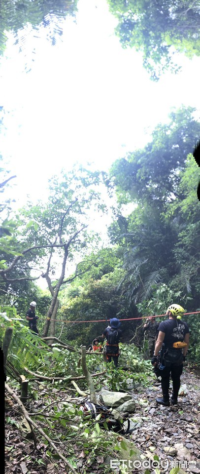 ▲找到失聯10天的屏安醫院副院長楊欣正剎那，救難人員很興奮              。（圖／記者陳崑福翻攝）