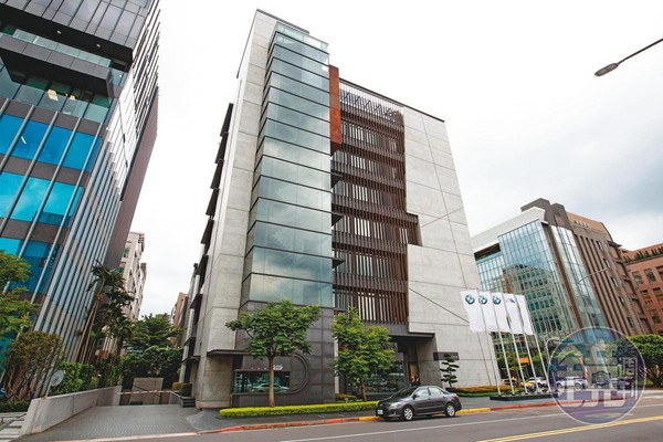 汎德永業集團總部位在台北市內湖區，清水模外牆設計，十分氣派。
