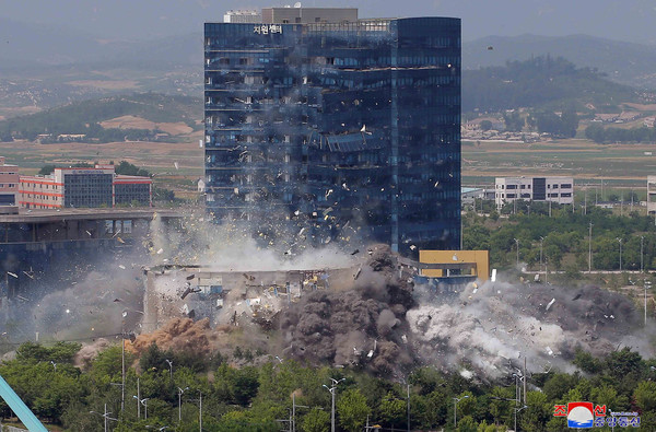 ▲▼北韓炸毀開城工業區內的南北聯合辦事處，爆炸的瞬間。（圖／路透）