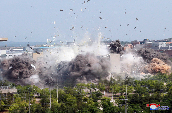 ▲▼北韓炸毀開城工業區內的南北聯合辦事處，爆炸的瞬間。（圖／路透）