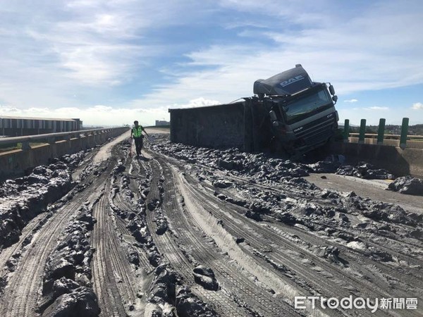 ▲台61線南下38.9K處發生一起車禍，一輛砂石車打滑翻覆，地面撒滿泥土。（圖／記者沈繼昌翻攝）