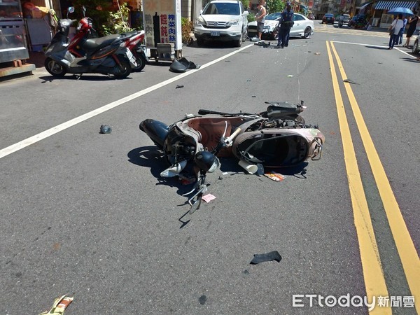 ▲白色自小客車撞擊吳婦後，又衝撞路邊另外1輛小客車，自己車前的檔風玻璃也碎裂。（圖／記者黃孟珍翻攝）