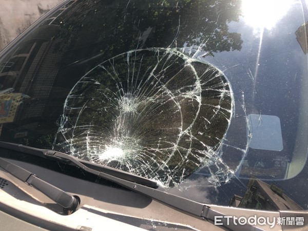 ▲汐止區樟樹一路16日發生女子沿街砸車事件，共造成7輛自小客車毀損。（圖／記者張君豪翻攝）