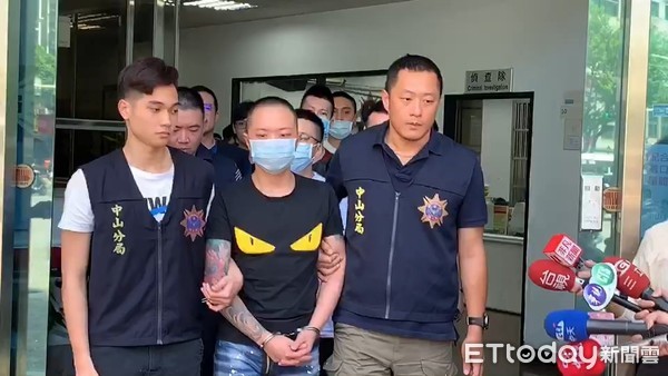 ▲竹聯幫明仁會台北總會長吳姓男子遭警方逮捕移送地檢署 。（圖／記者張君豪翻攝）