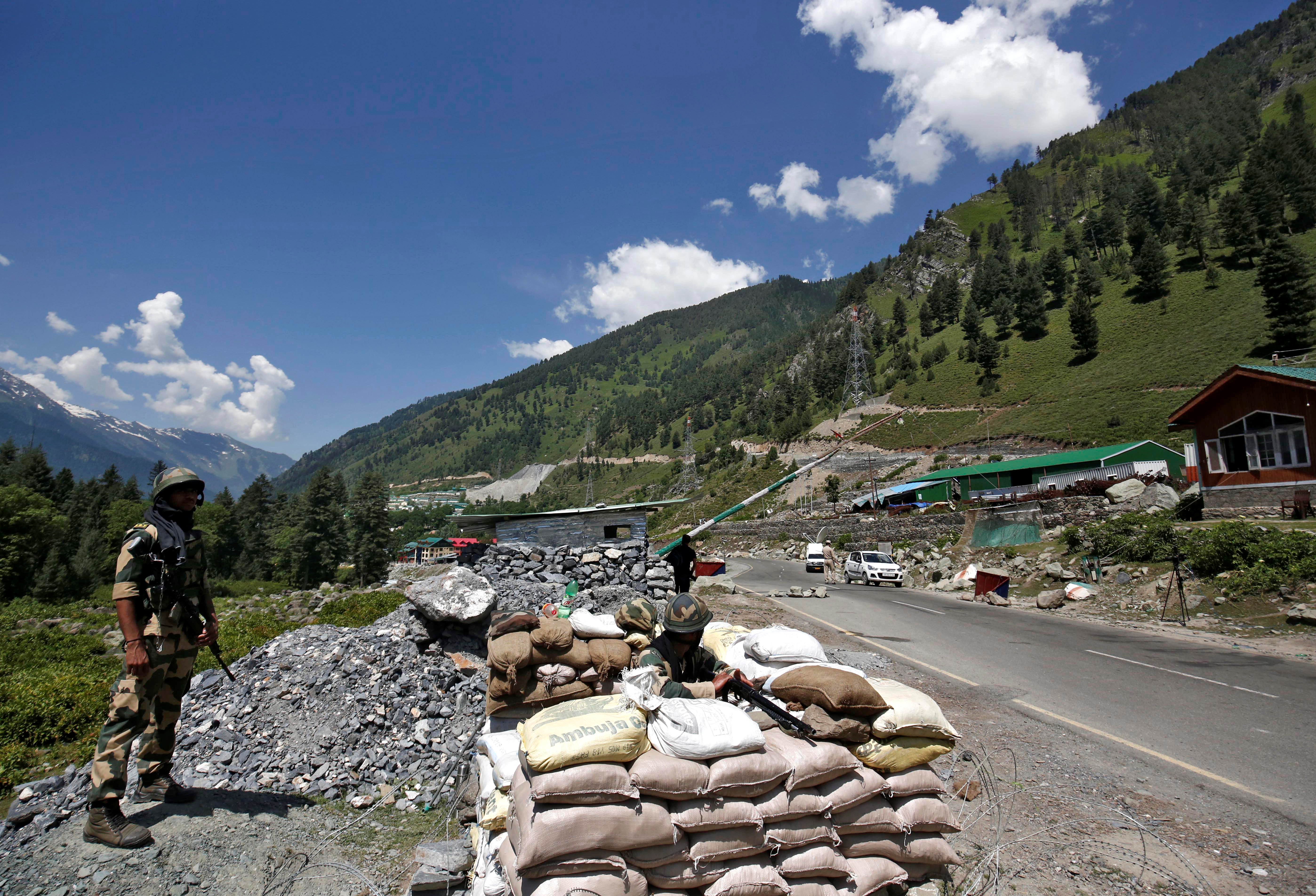 ▲▼中印,克什米爾邊境地區。印度邊境部隊（BSF）在通往拉達克的公路沿線檢查站站崗。（圖／路透）