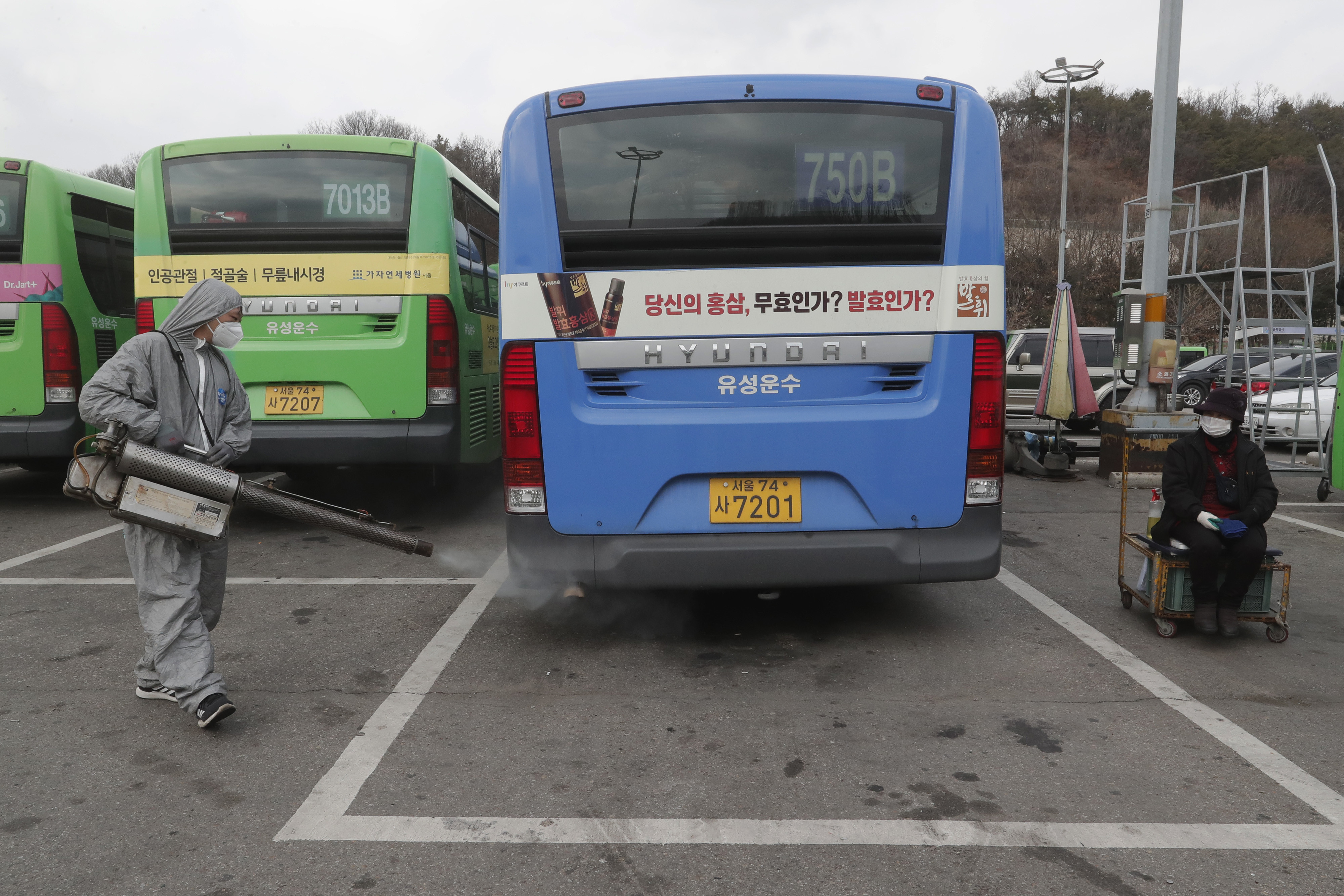 ▲▼首爾一名乘客因未戴口罩被司機趕下車，車上大鬧半小時（示意圖／達志影像／美聯社）