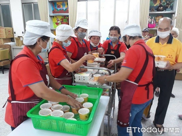 ▲▼關懷據點共餐雖然解禁，但民眾仍需遵守防疫新生活規範。（圖／「上大關懷據點」提供）