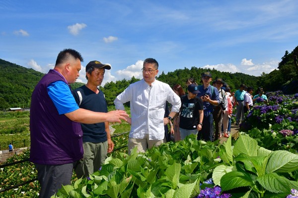 ▲▼徐國勇赴陽明山，示範防疫樂活遊。（圖／內政部提供）