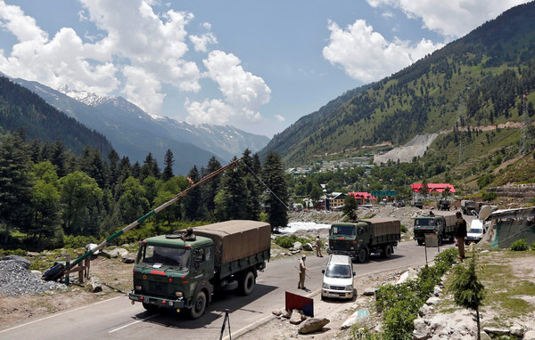 ▲▼印度軍方車隊通過拉達克地區（Ladakh）一處檢查哨。（圖／路透）