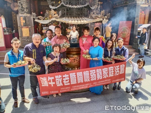 ▲雲林婦幼關懷協會與行政院雲嘉南區聯合服務中心共同主辦端午敬老關懷弱勢，4000顆粽子經北港武德宮武財神加持吃平安。（圖／記者蔡佩旻翻攝）