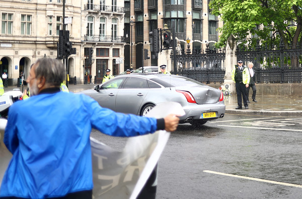 ▲▼英國首相強生座車在倫敦國會大廈附近發生車禍。（圖／路透）