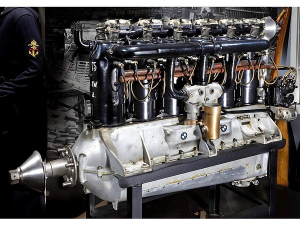 BMW的第一具引擎是1917年時投產的Type IIIa，這是一具水冷直列六缸引擎，使用了全新開發的高空用化油器，在高海拔環境中也能發揮引擎的最大輸出。