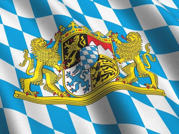 BMW廠徽的分割與色彩和藍天、白雲、螺旋槳無關，這種色彩和組合來自創廠所在地巴伐利亞州的州徽上的菱格紋藍白方格。