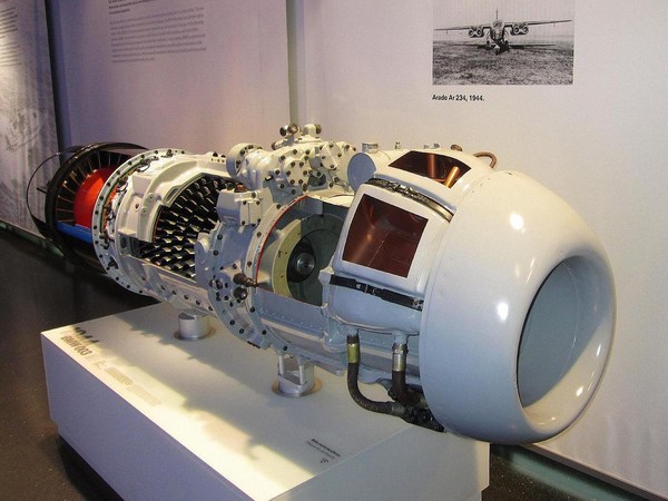 二戰末期BMW更開發出名為BMW 003的噴射發動機，裝置在Ar-234「閃電」（Blitz）式噴射轟炸機上，其優異的性能讓當時的盟軍戰機幾乎無法攔截到她。