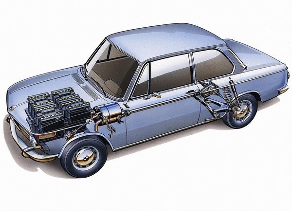 BMW 1602 Electric基於當時的 2 系平台打造，引擎室內塞滿了鉛酸電池，光電池的重量就達到 349kg，使用前還需要取下充電。