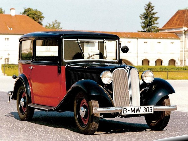 早在1933年BMW所發表的303車系，就首次採用了幾乎佔據了整個車頭的雙腎形水箱護罩。