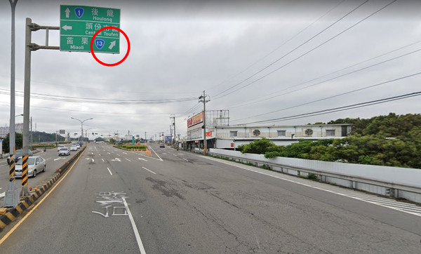 ▲警方依據公路總局於路口前設置的交通指示牌面上，行駛台13線的箭頭方向不是直線，認為是要右轉才開單告發。（圖／翻攝自google map）