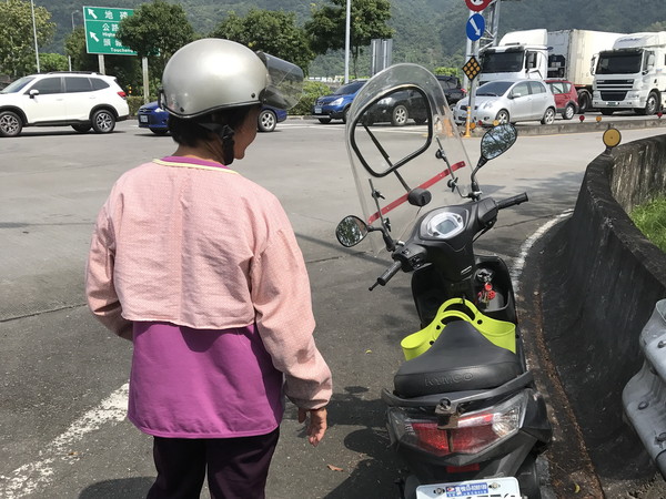 ▲▼騎機車逛國道的62歲吳姓婦女在頭城出口匝道被攔下。（圖／國九隊提供，下同）