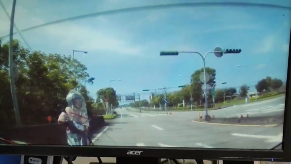 ▲▼騎機車逛國道的62歲吳姓婦女在頭城出口匝道被攔下。（圖／國九隊提供，下同）