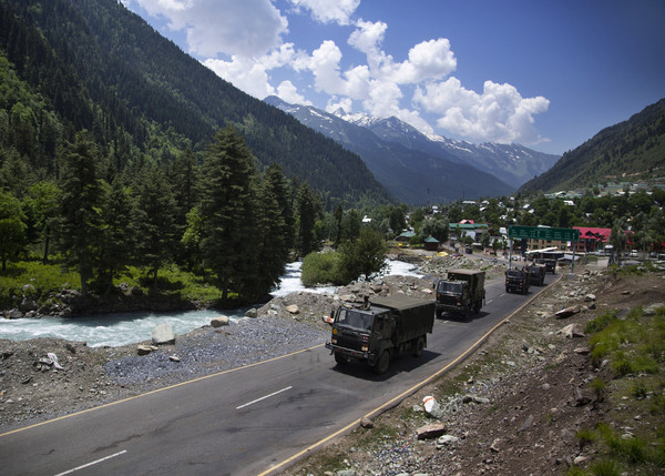 ▲印度軍隊車隊17日行駛在斯里納加爾（Srinagar）前往拉達克（Ladakh）的公路之上。（圖／達志影像／美聯社）