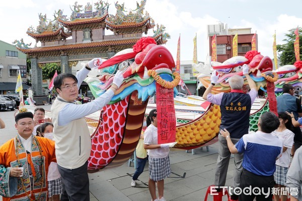 ▲台南市政府18日遵循古禮，在安平開台天后宮舉行龍舟開光點睛儀式，由台南市長黃偉哲等人點睛祈福。（圖／記者林悅翻攝，下同）